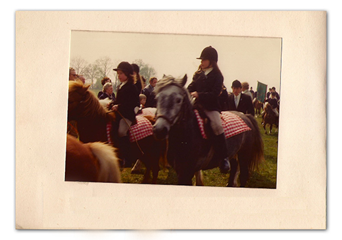 familiefoto van de regisseuse op een pony als 10-jarige